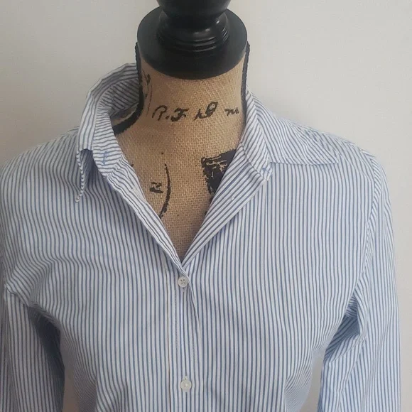 Woman's size 10 Gap button up - Picture 2 of 4